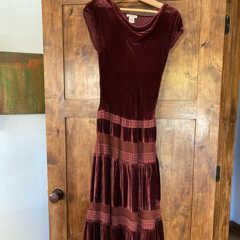 Perfect for holidays! Sundance wine country velvet tiered dress. V